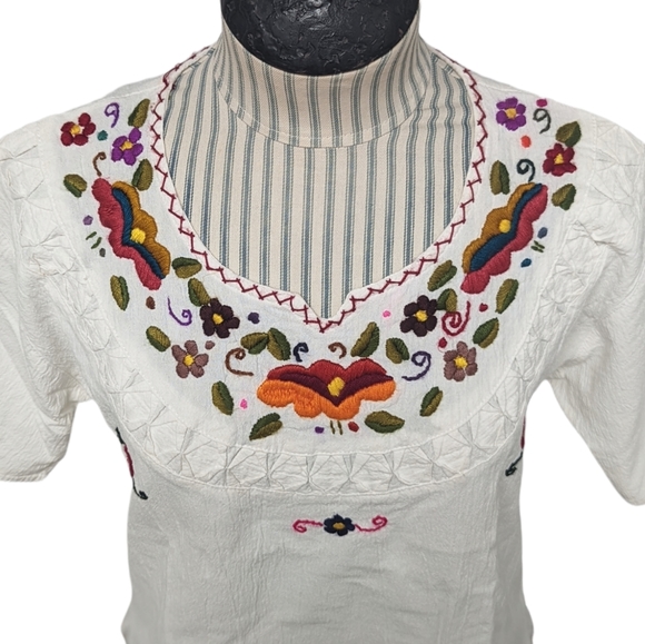 Vintage Tops - Latin American Embroidered Floral Top